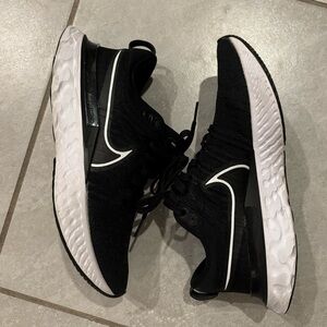 Men’s 9 infinity fly knit Nike black sneakers